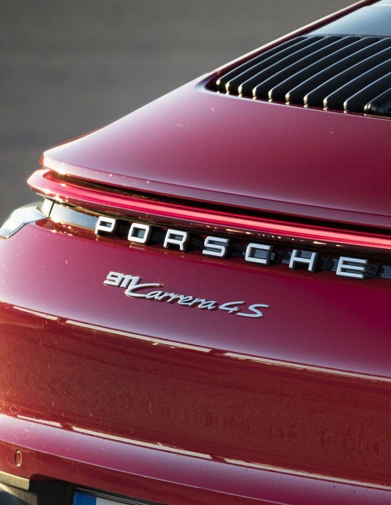 logo lettrage Porsche couleur argent chromé