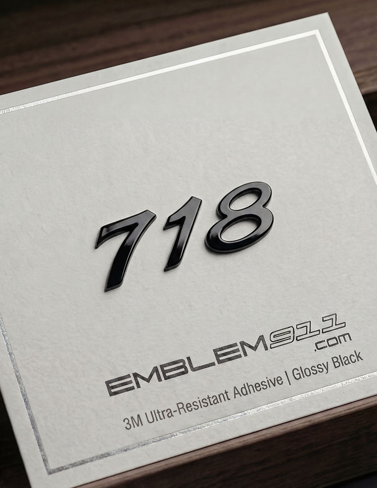 Lettrage logo sigle 718 noir brillant pour coffre arrière Porsche